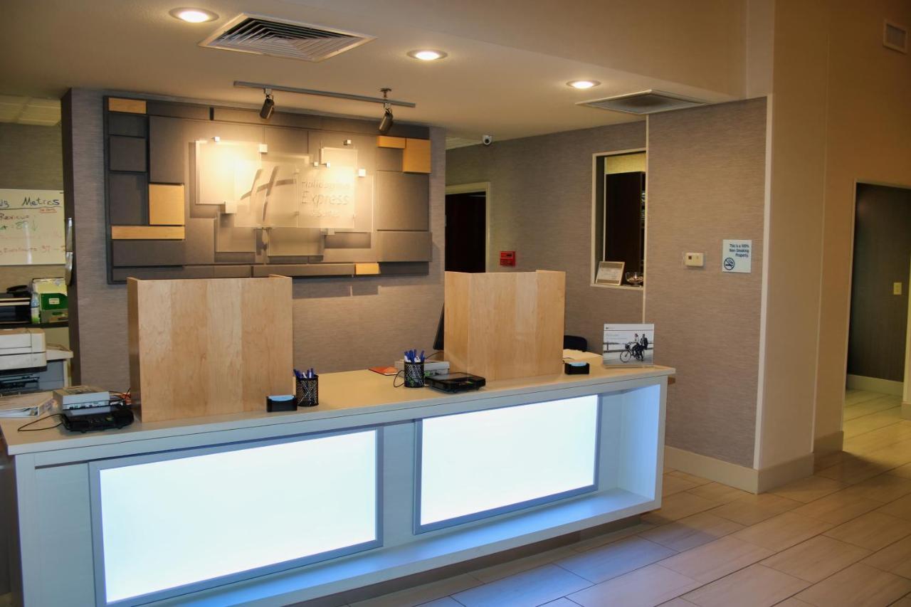 Holiday Inn Express By Ihg Douglas Bagian luar foto