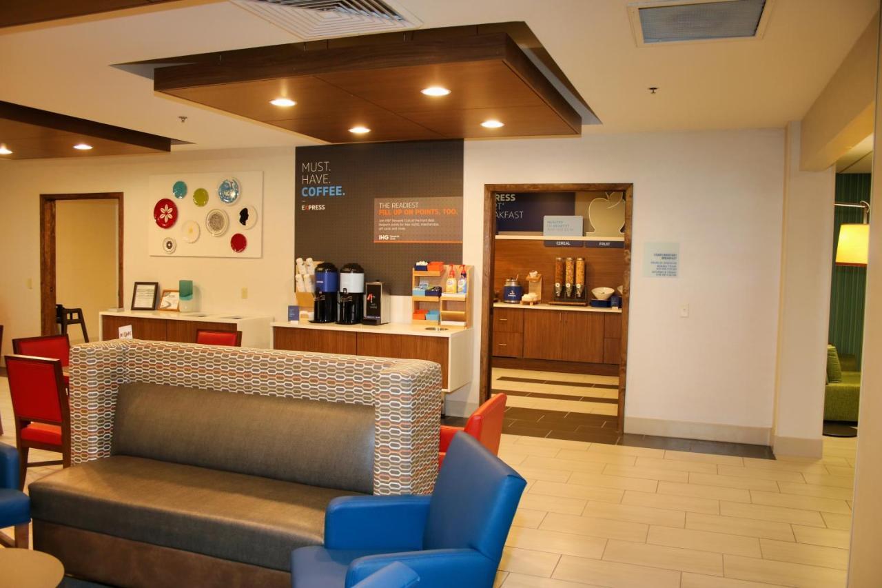 Holiday Inn Express By Ihg Douglas Bagian luar foto