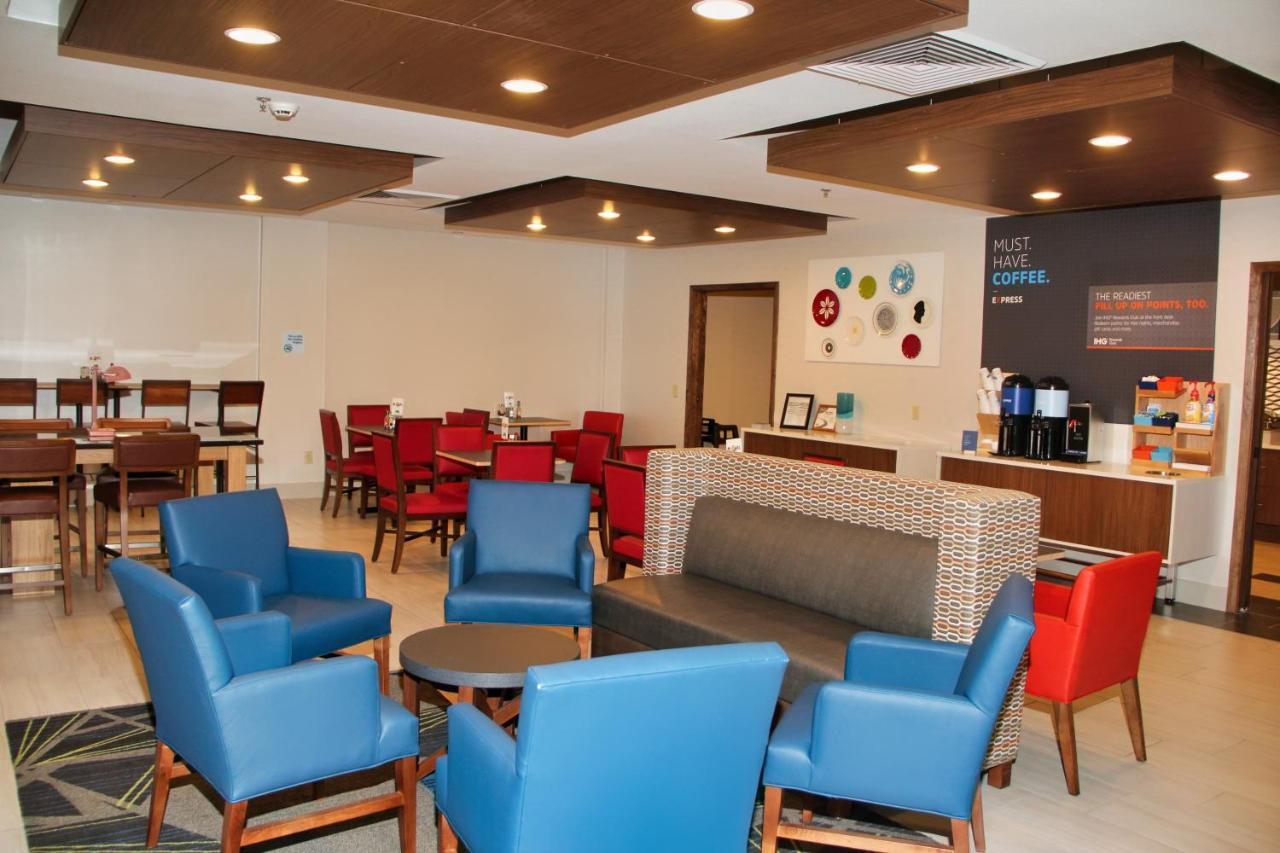Holiday Inn Express By Ihg Douglas Bagian luar foto