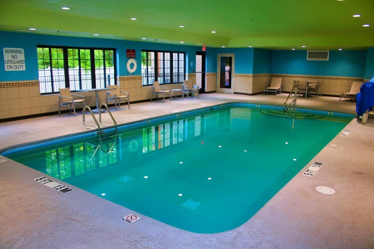 Holiday Inn Express By Ihg Douglas Bagian luar foto
