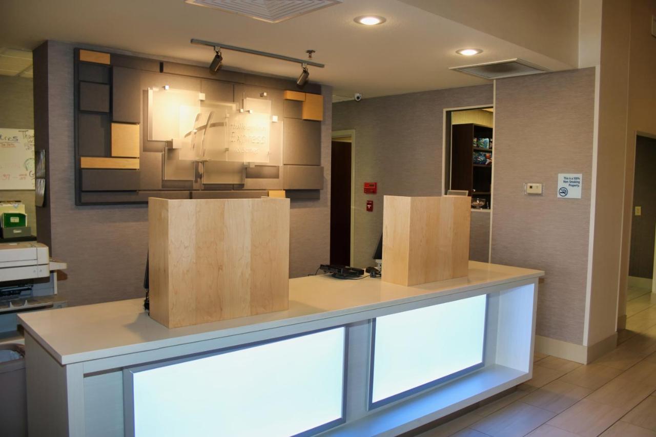 Holiday Inn Express By Ihg Douglas Bagian luar foto