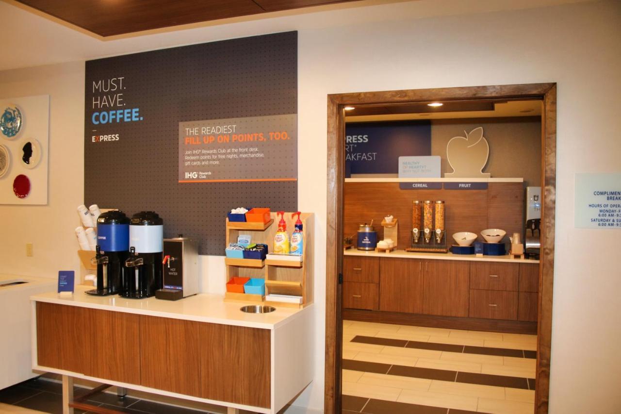 Holiday Inn Express By Ihg Douglas Bagian luar foto