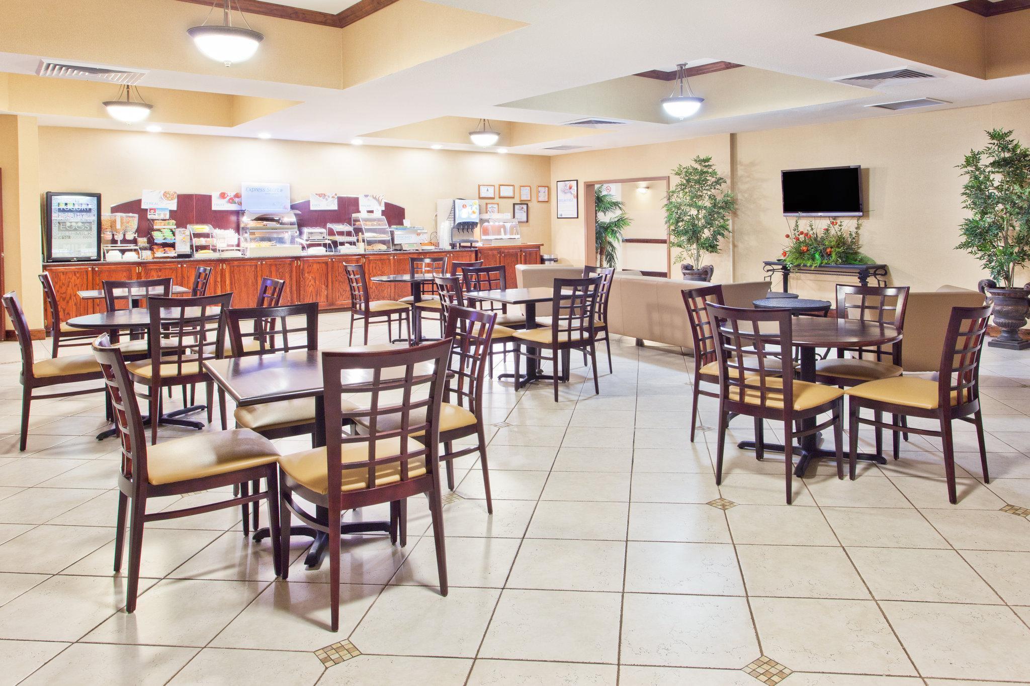 Holiday Inn Express By Ihg Douglas Bagian luar foto