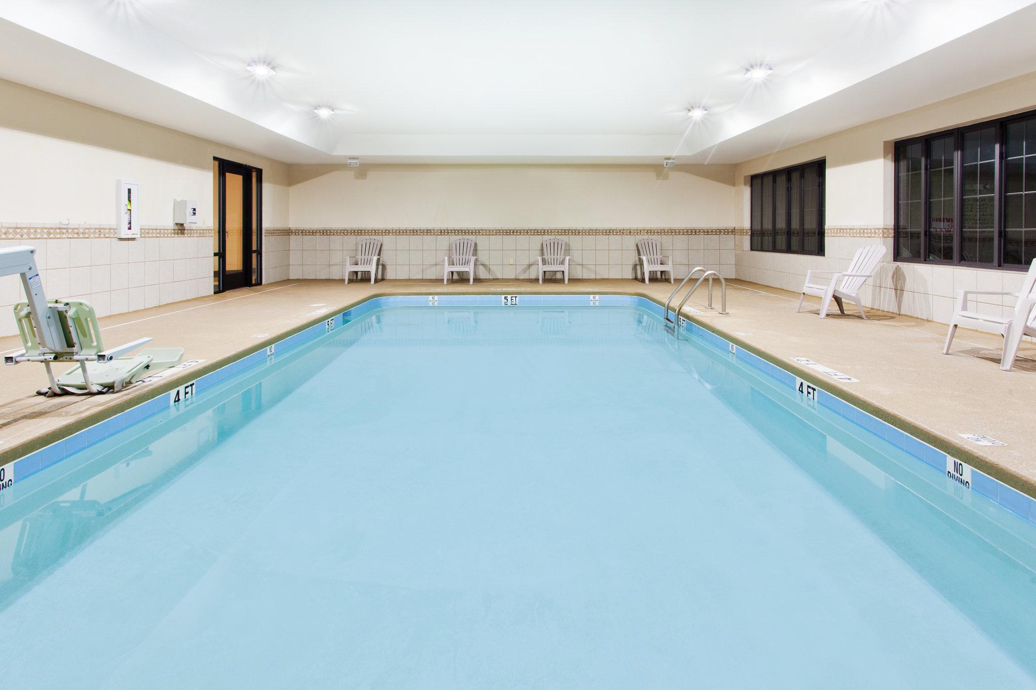 Holiday Inn Express By Ihg Douglas Bagian luar foto
